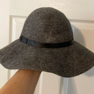 Wide rim hat grey wool